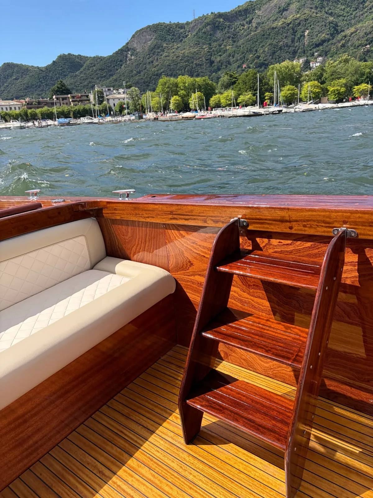Boat hire on Lake Como: why choose a boat with a skipper
